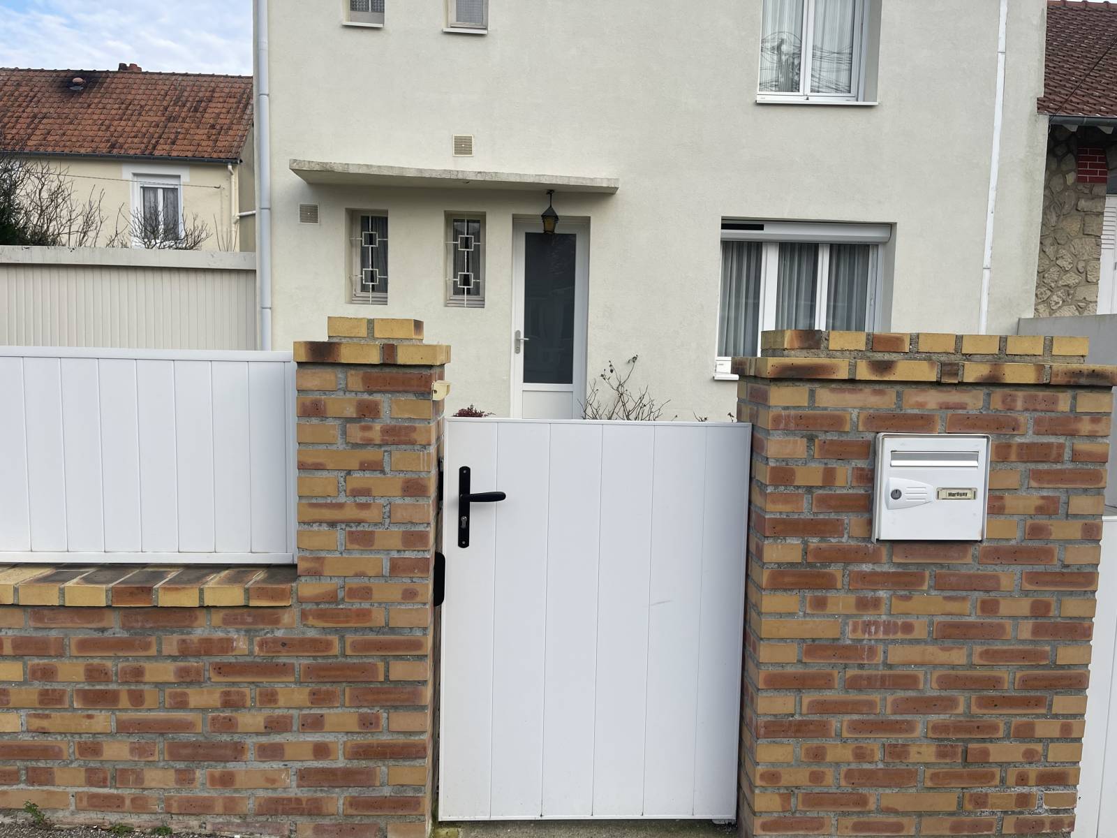 Pose d'un portillon électrique en PVC à Grand Quevilly proche de Rouen