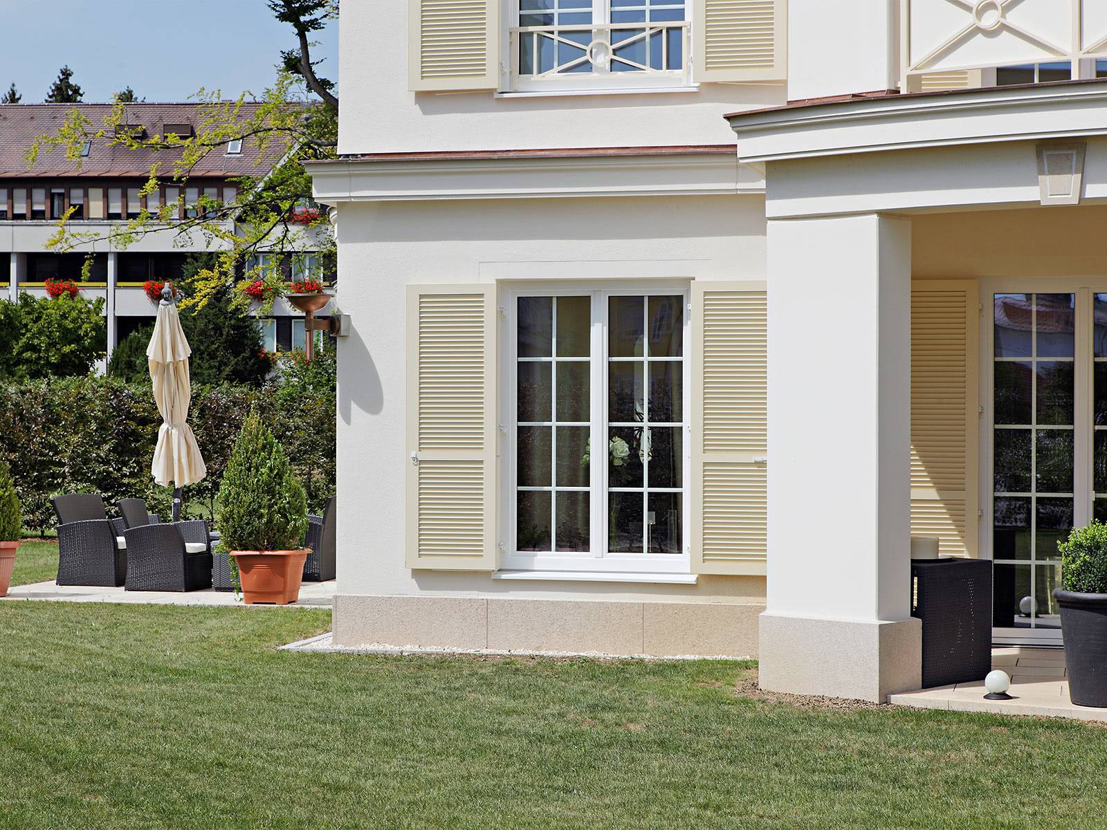 Pose de volets battants en aluminium à lamelles fixes, Saint-Saens 76680