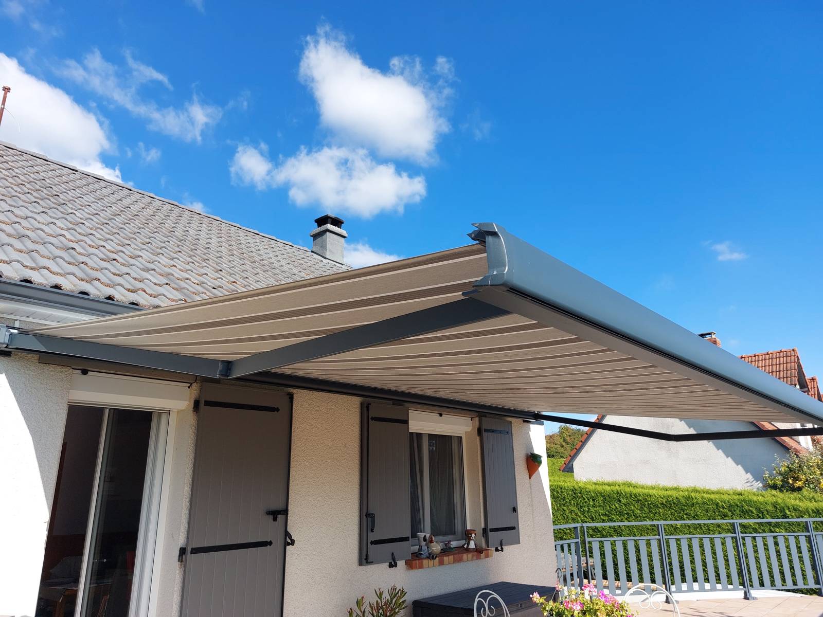 Pose d’un store banne extérieur à coffre sur mesure à Saint-Aubin-le-Cauf proche de Dieppe