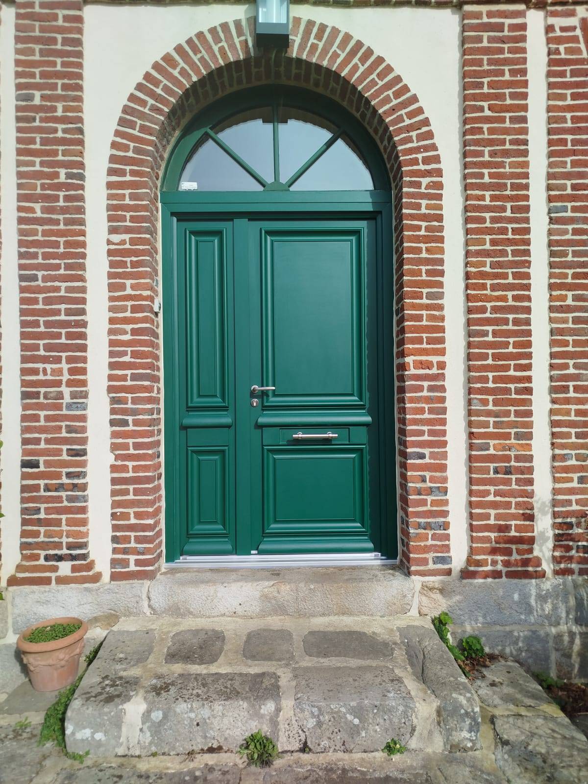 Pose d'une porte d'entrée BEL'M mixte à GUEUTTEVILLE LES GRES : élégance, sécurité et performance