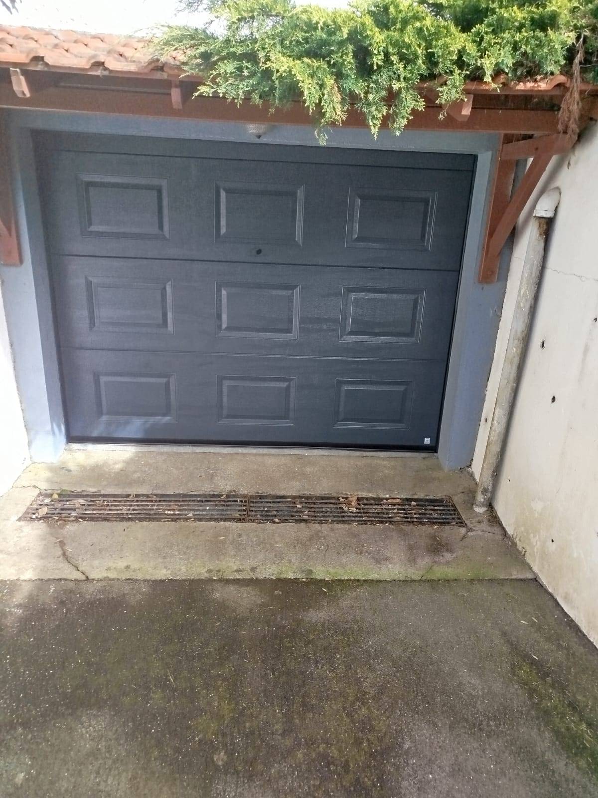 Pose d’une porte de garage sectionnelle sur mesure à ST AUBIN SUR SCIE