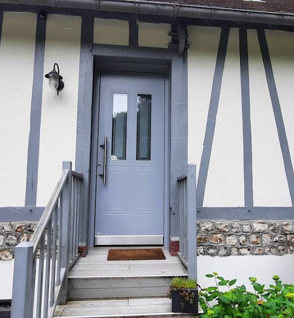 Artisan pour l’installation d’une porte d’entrée en aluminium pour un particulier à Mont-Saint-Aignan 76