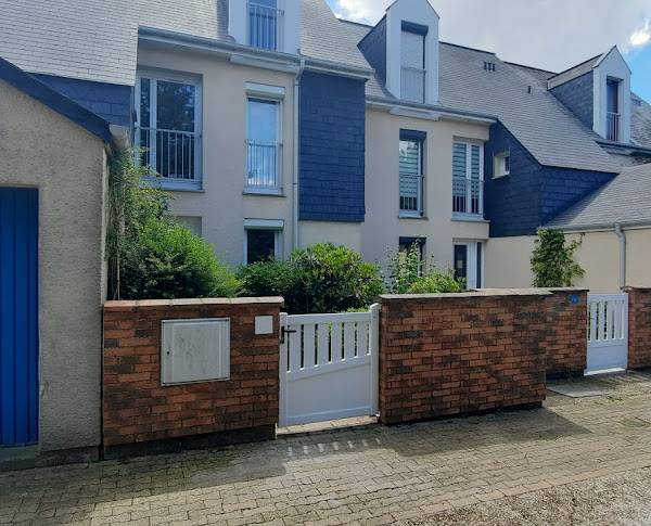 Installation d'un portillon en PVC de marque Design & Conception à Mont-Saint-Aignan proche de Rouen 76