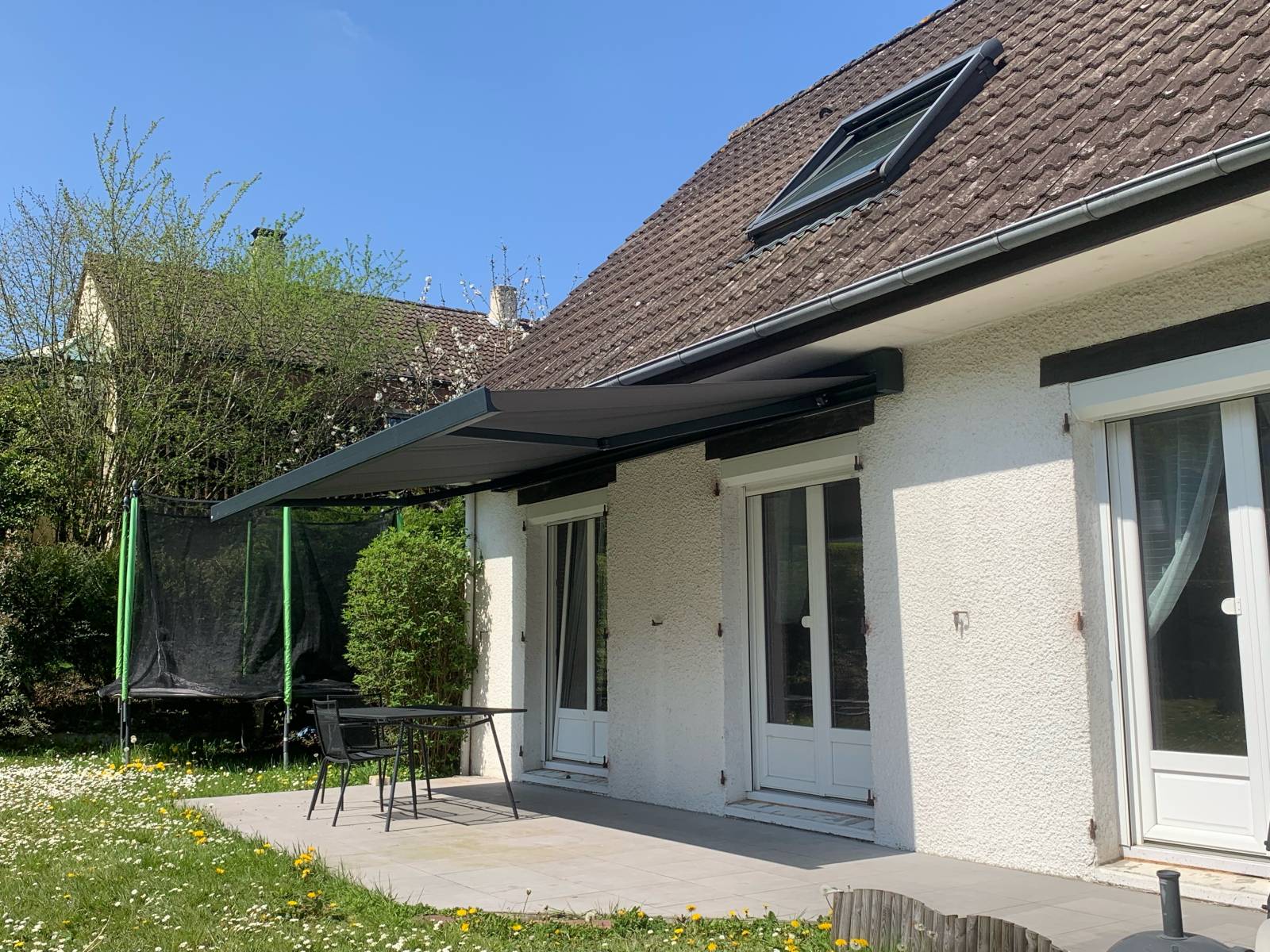 Installation de store banne avec coffre de marque SOLISO à Rouen 76000