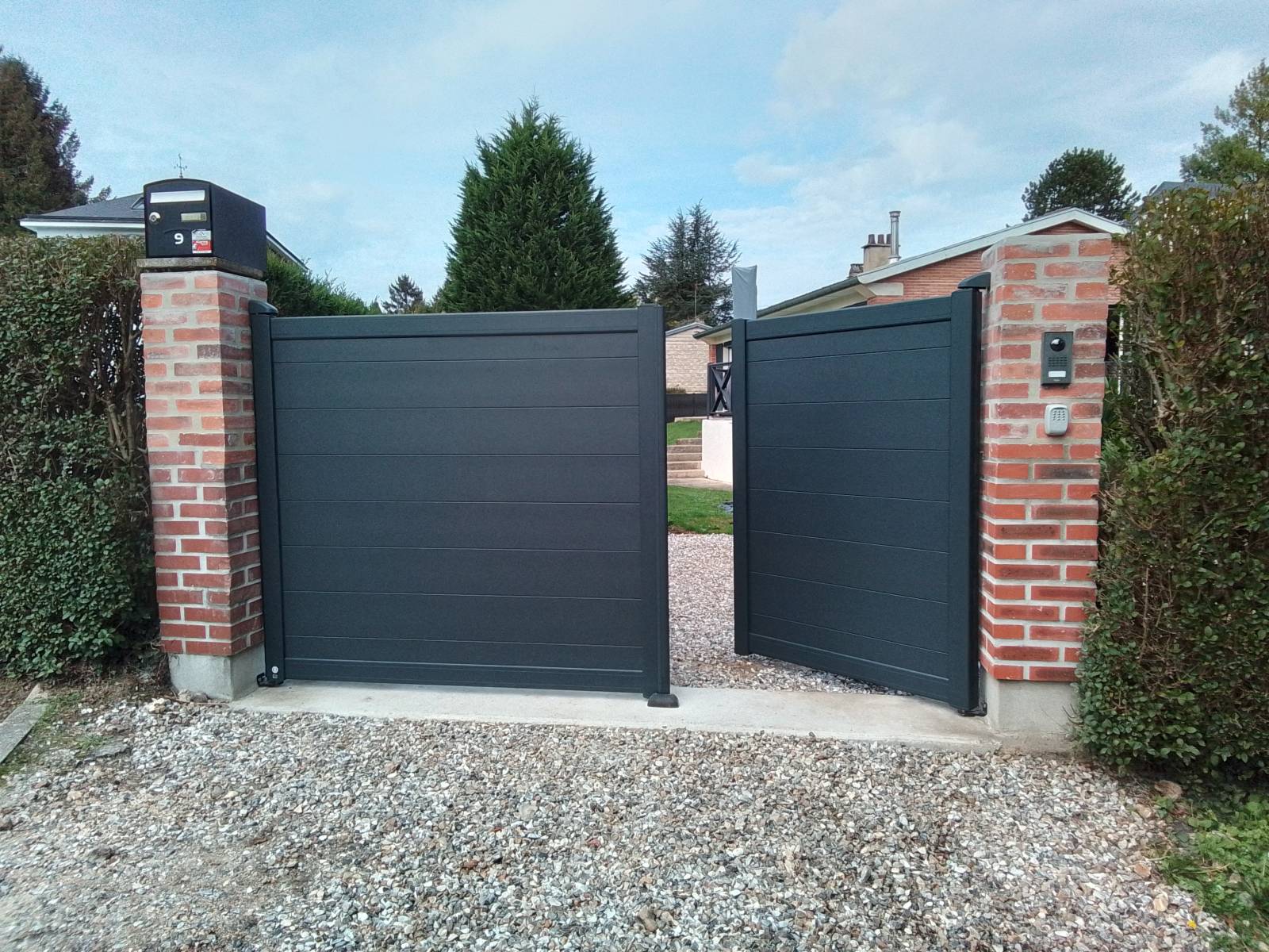 Installation de portail contemporain en aluminium de marque Design & Conception à Montigny porche de Rouen 76