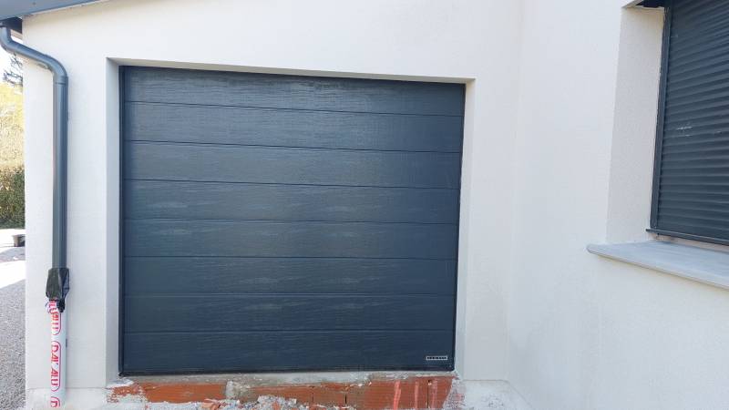 Installation de porte de garage sectionnelle en acier de marque HÖRMANN à Saint-Aubin-Épinay 76160