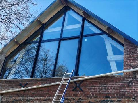 Mur-rideau sur-mesure : une installation millimétrée réalisée à Dieppe