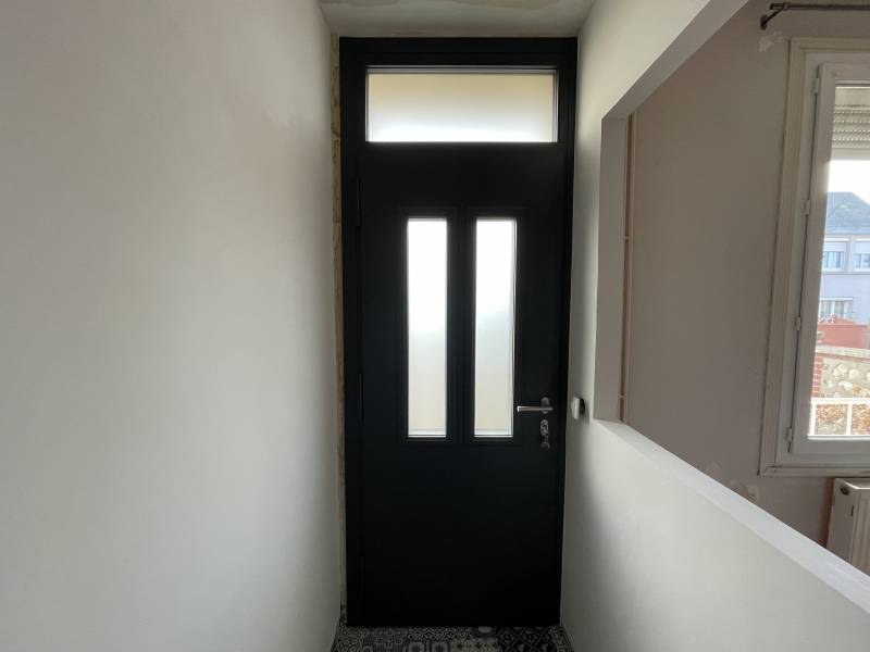 Installation d'une porte d'entrée de marque PIRNAR en aluminium à Dieppe 76