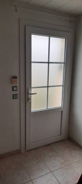 Pose d'une porte d'entrée en PVC en dépose totale à Saint Jacques sur Darnétal proche Rouen 76