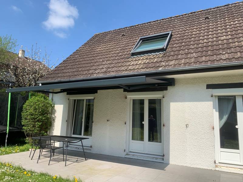 Installation de store banne avec coffre de marque SOLISO à Rouen 76000